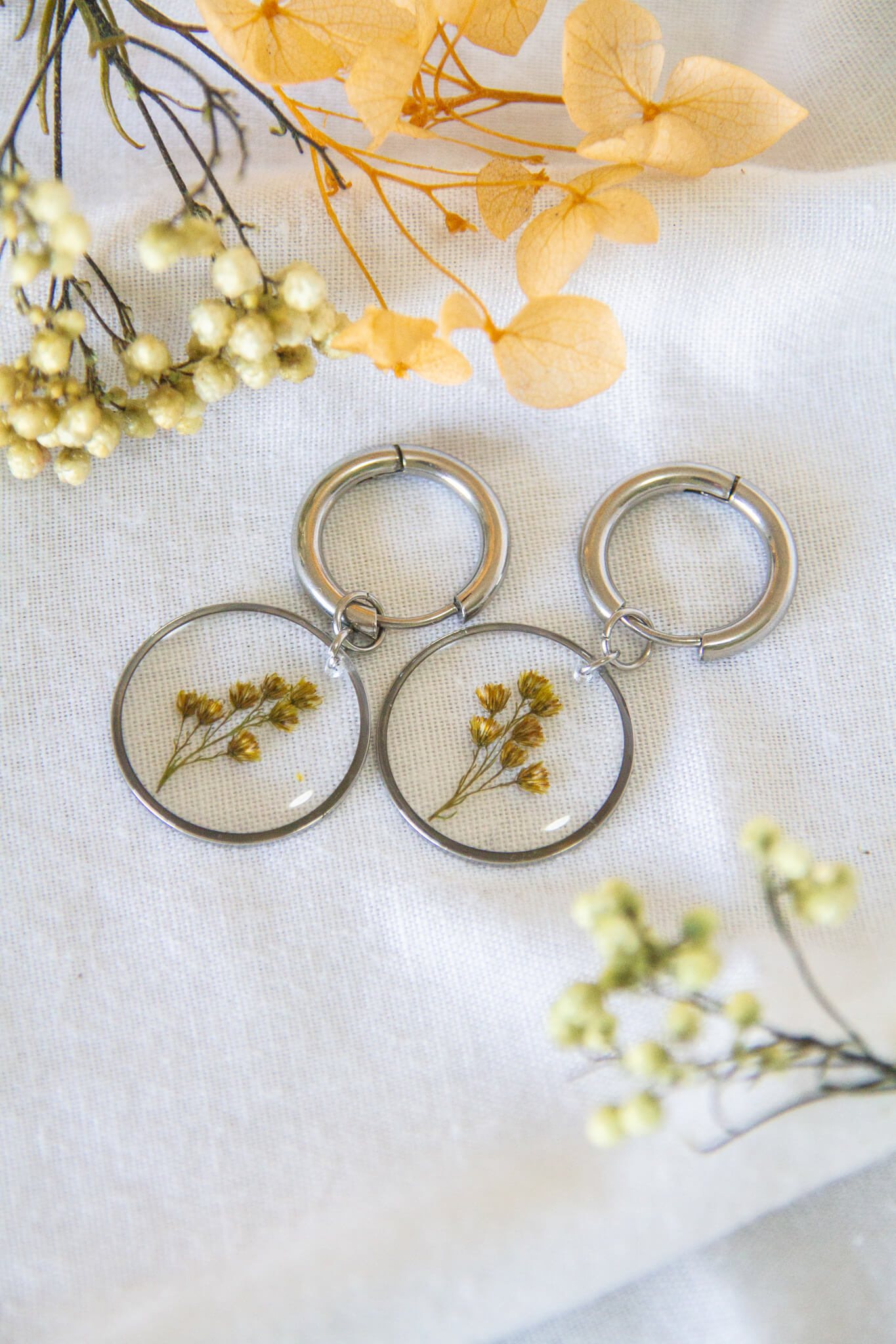 Botanical resin earrings - Golden rod stainless-steel earrings - Huggies with medium circle pendants