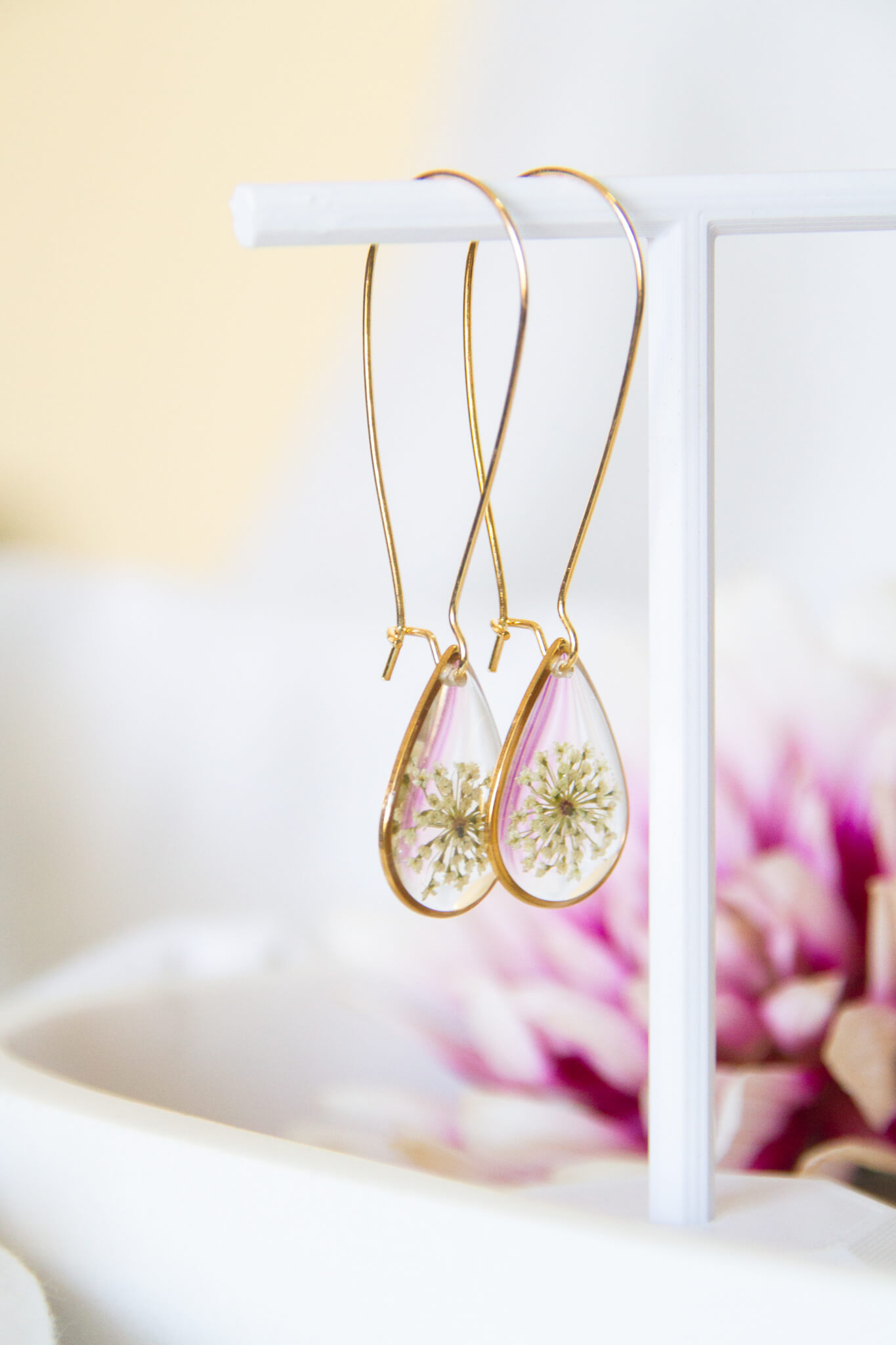 Botanical resin earrings - Lace flower stainless-steel in gold earrings - kidney hooks with teardrop pendants