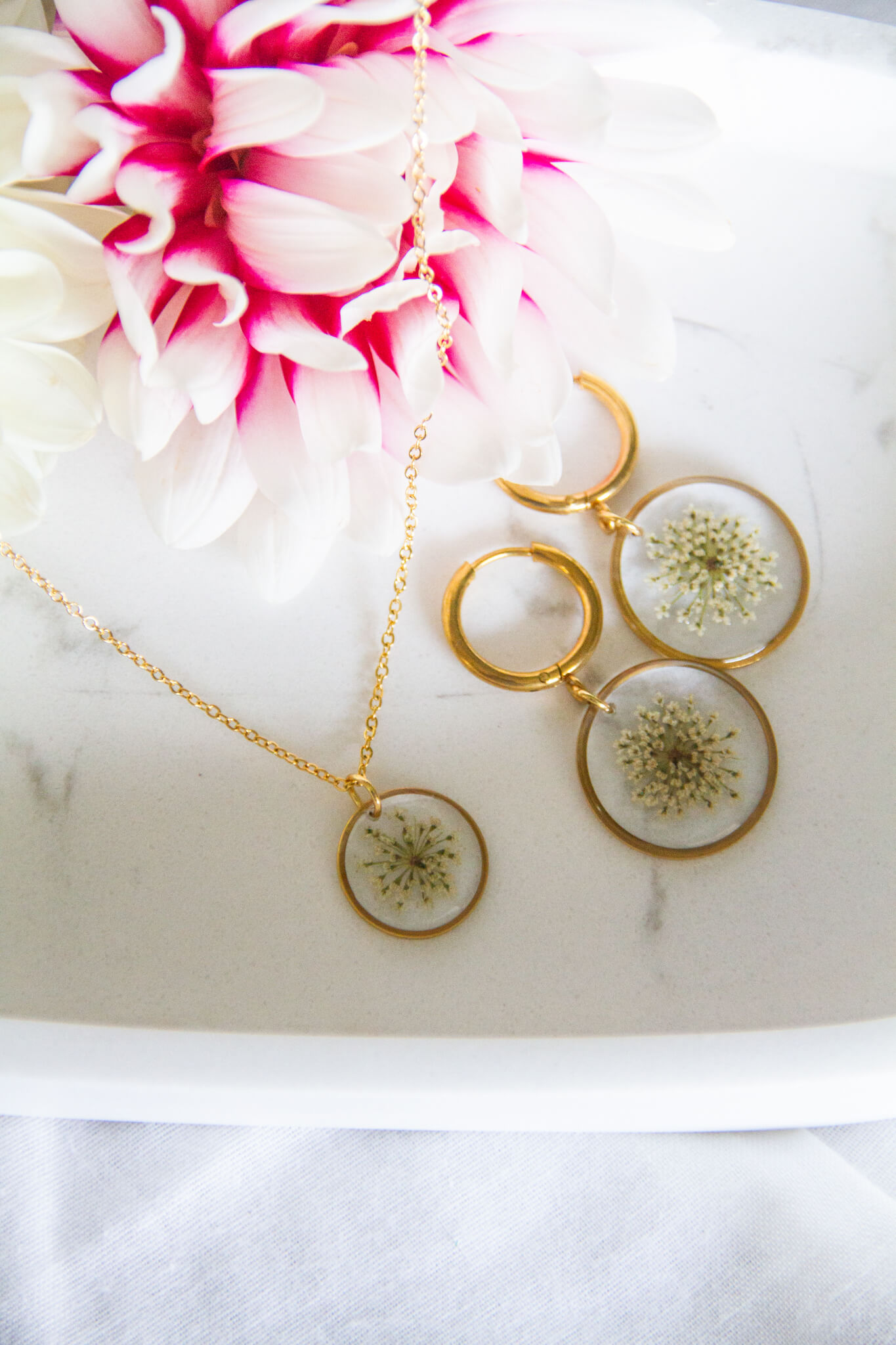 Botanical resin necklace & earrings: Lace flower stainless- steel in gold set