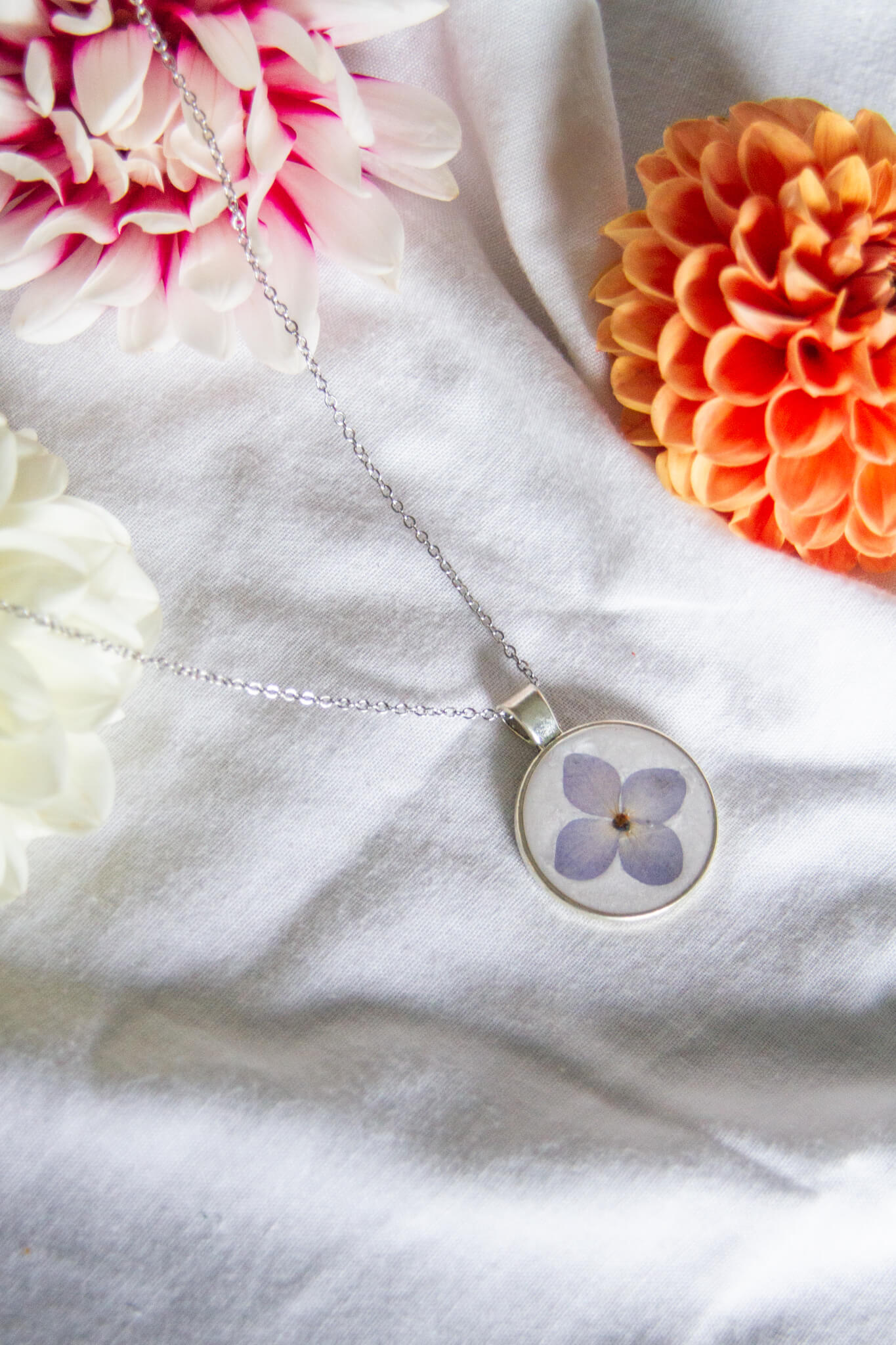 Extra-long botanical resin necklaces - Hydrangea 65-75cm stainless-steel necklace with 25mm pendant