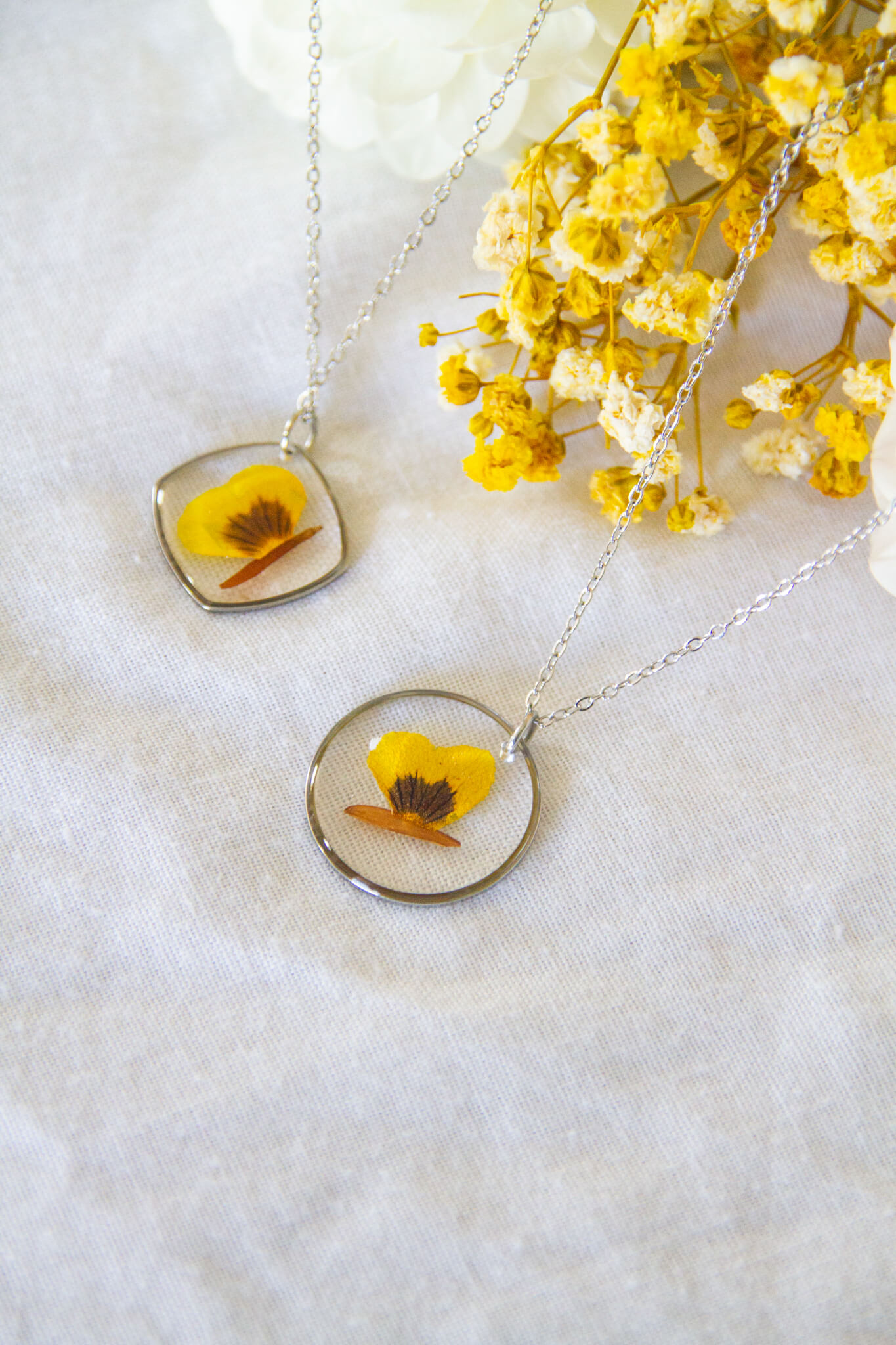 Botanical resin necklace - Yellow viola stainless-steel necklace with medium circle & rounded square pendants