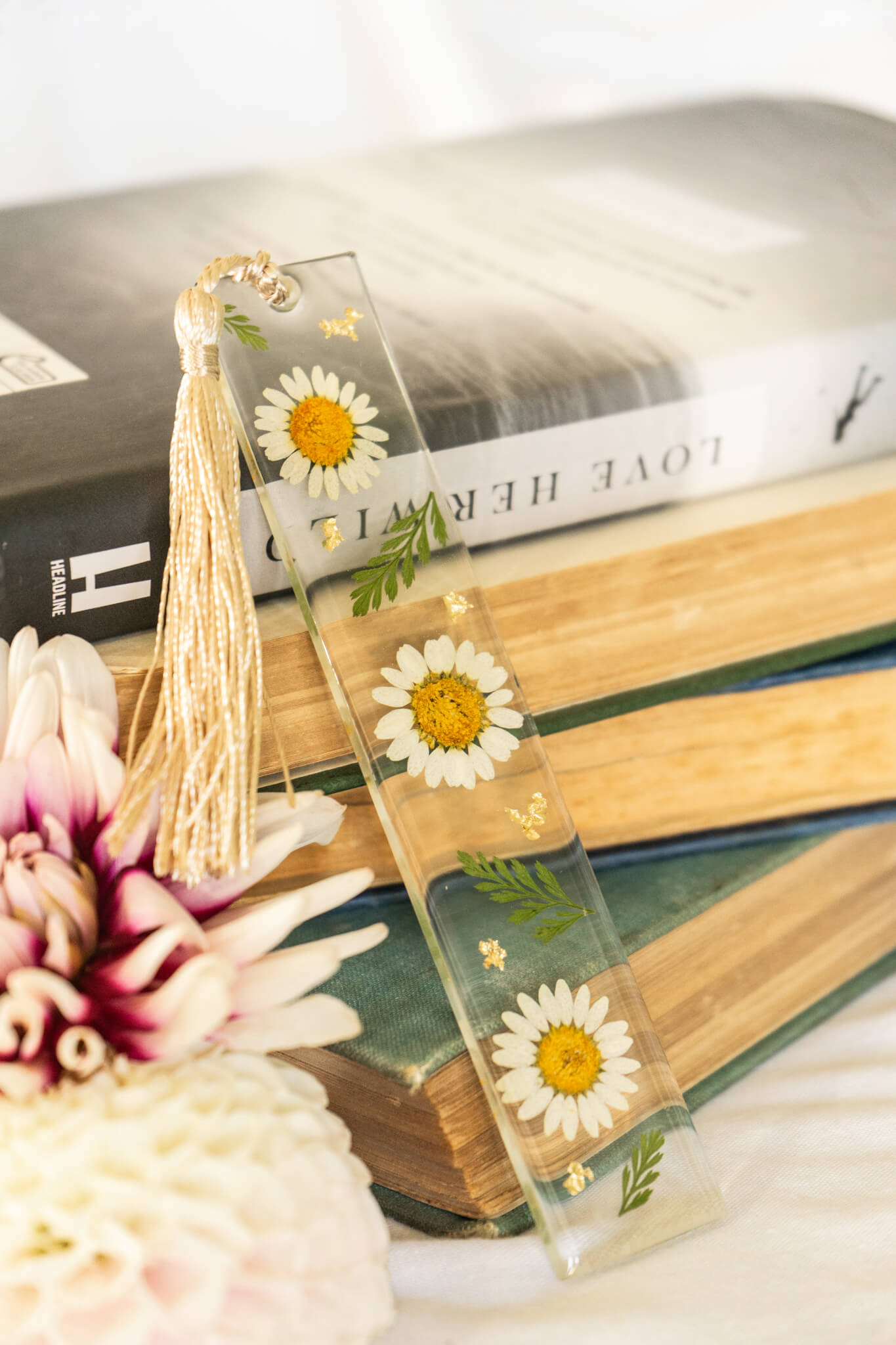 Botanical resin bookmark- Daisy bookmark