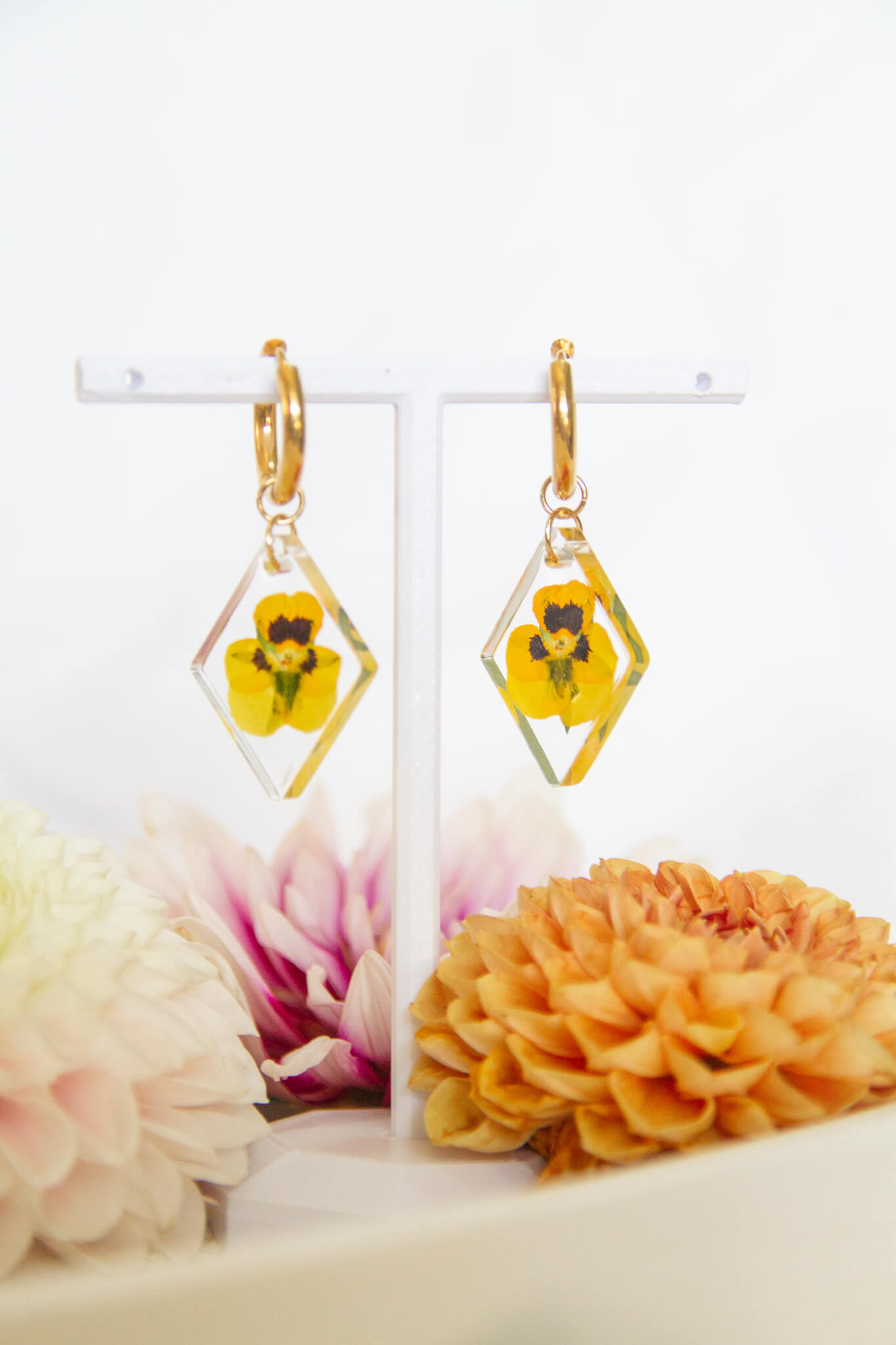 Botanical resin earrings: Yellow Viola stainless-steel in gold earrings - Huggies with rhombus shaped pendants